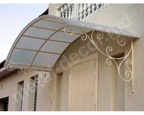 Foto Copertina din fier forjat deasupra intrarii K18 - Chisinau, Moldova