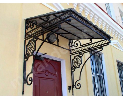 Foto Copertina din fier forjat deasupra intrarii K29 - Chisinau, Moldova