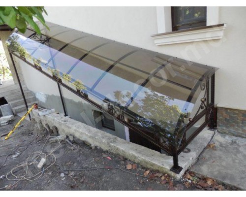 Foto Copertine forjate deasupra intrării K41 - Chisinau, Moldova