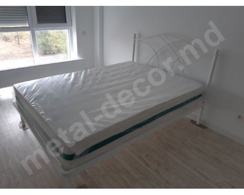 Белая двуспальная кровать металлическая К60