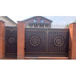 Poarta de fier forjat cu poarta mica inclusa  K97