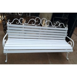 Белая садовая скамейка с коваными элементами K38