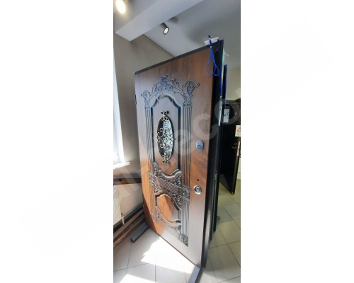  Входная дверь в классическом стиле K13