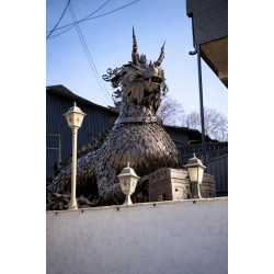 Dragonul metalic pe soclu de beton K1