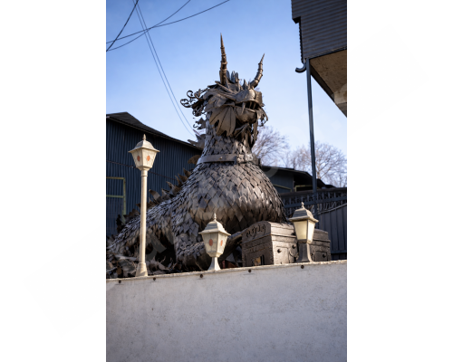 Dragonul metalic pe soclu de beton K1