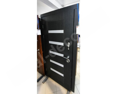 Usa de metal pentru intrarea in apartament  MAXIMA Milano K18