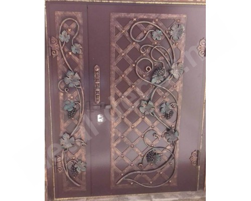 Usa din metal cu elemente forjate pentru beci K24