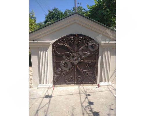 Металлическая дверь с коваными элементами K29