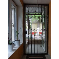 Ușă din metal cu decorațiuni din fier forjat – K31