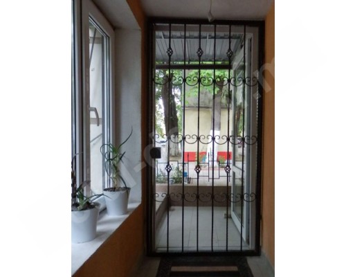 Ușă din metal cu decorațiuni din fier forjat – K31