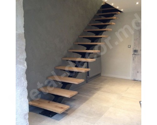 Scara metalia la etajul doi K45