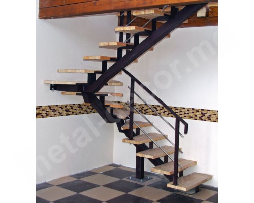 Scara intr-o casa privata  la etajul doi K46