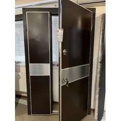 Usa de intrare pentru casa K17