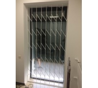 Металлическая защитная дверь-решётка для квартиры / балкона К38