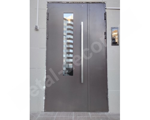 Usa de intrare in bloc locativ K40