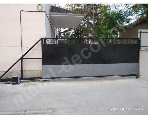 Poarta culisanta in consola  