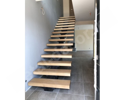 Scara moderna la etajul al doilea 