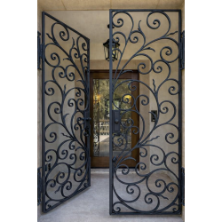 Металлическая защитная дверь с коваными элементами K146