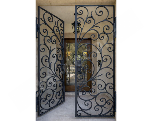 Металлическая защитная дверь с коваными элементами K146