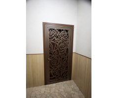 Декоративная металлическая защитная дверь для квартиры K145